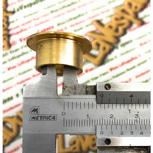 Tornillo completo con casquillo y boquilla de engrase para fijar el travesaño del motor de la VESPA 125 V1T A V15T 1948 (barra del faro bajo).