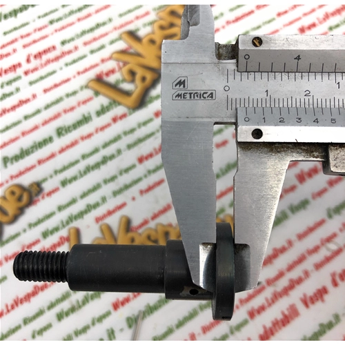 Tornillo completo con casquillo y boquilla de engrase para fijar el travesaño del motor de la VESPA 125 V1T A V15T 1948 (barra del faro bajo).