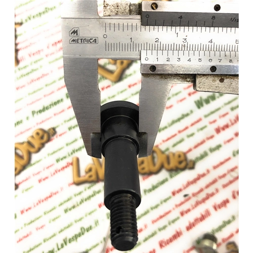 Tornillo completo con casquillo y boquilla de engrase para fijar el travesaño del motor de la VESPA 125 V1T A V15T 1948 (barra del faro bajo).