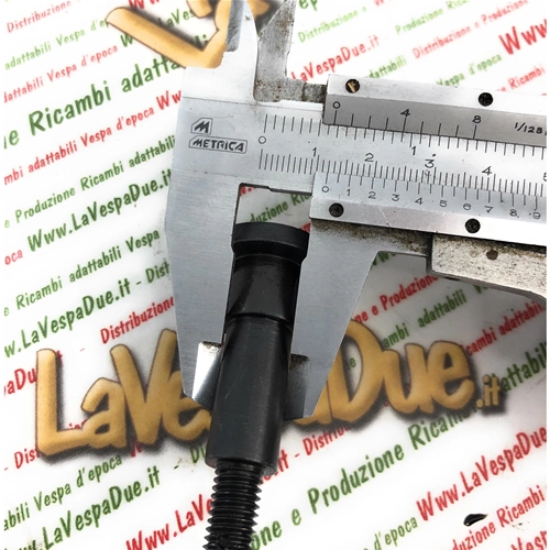 Tornillo completo con casquillo y boquilla de engrase para fijar el travesaño del motor de la VESPA 125 V1T A V15T 1948 (barra del faro bajo).