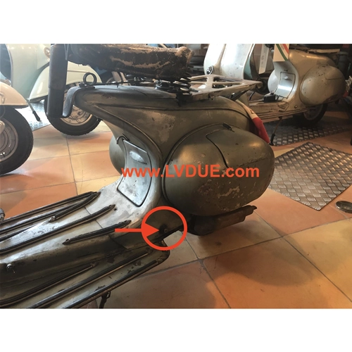 Tornillo completo con casquillo y boquilla de engrase para fijar el travesaño del motor de la VESPA 125 V1T A V15T 1948 (barra del faro bajo).
