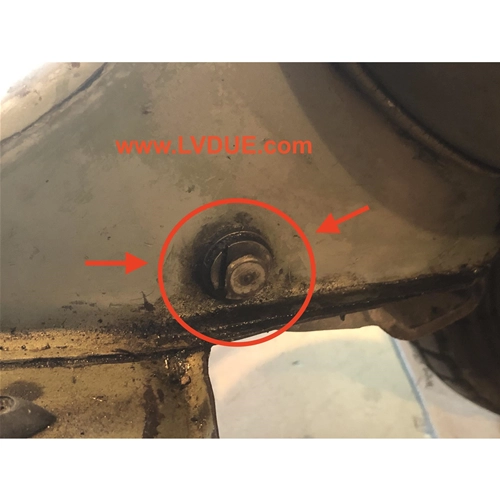 Tornillo completo con casquillo y boquilla de engrase para fijar el travesaño del motor de la VESPA 125 V1T A V15T 1948 (barra del faro bajo).