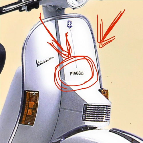 Piaggio-Schriftzug für die Frontschürze der VESPA PX 125, 150 und 200 (Baujahre 1997–2000) in Weiß auf transparentem Untergrund