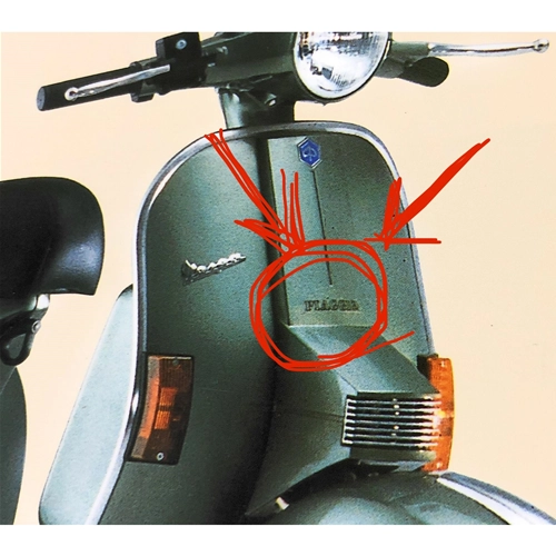 Piaggio-Schriftzug für die Frontschürze der VESPA PX 125, 150 und 200 (Baujahre 1997–2000) in Weiß auf transparentem Untergrund