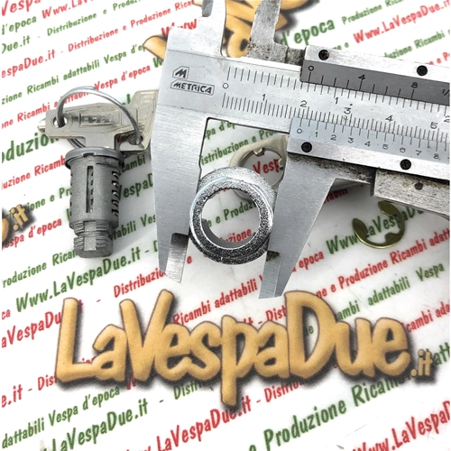 Motorseitiges Karosseriedeckel-Türschloss für VESPA 50 90 150 ET3 GS
