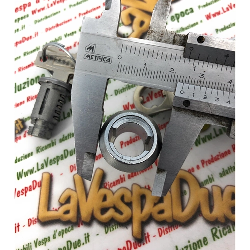Motorseitiges Karosseriedeckel-Türschloss für VESPA 50 90 150 ET3 GS