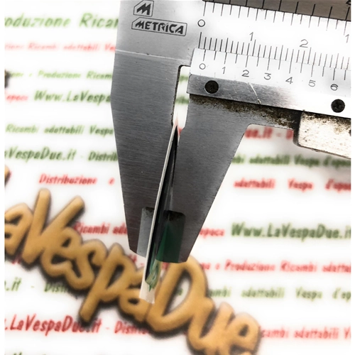 Pequeño escudo frontal de resina PIAGGIO para VESPA 50 NLR 90, tamaño mm. 25x30