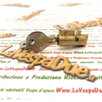 Serratura bloccasterzo con chiave NEIMANN per VESPA 50 N L R SPECIAL 90 125 150 160 180 GT GS SUPER PRIMAVERA SPRINT GTR tipo corto guida da 4 mm r.o. 120328