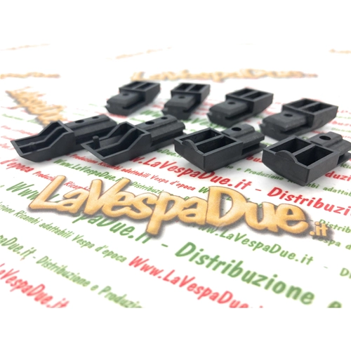 Kit de embellecedores y tapas de plástico negro para los estribos de la Vespa PK S 50 125.