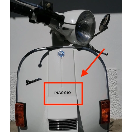 Placa adhesiva negra con letras Piaggio para la parrilla delantera de la VESPA PX 125 150 200 (1997-2000) sobre base transparente.