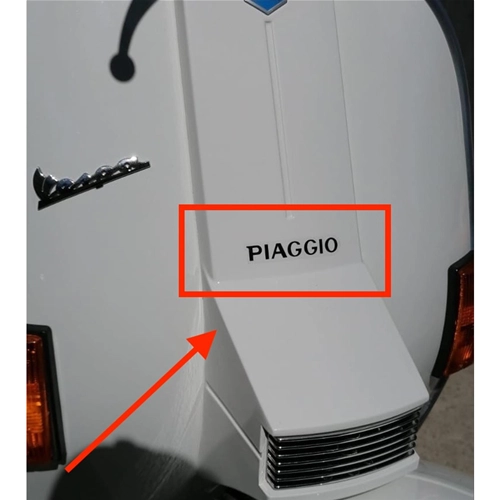 Placa adhesiva negra con letras Piaggio para la parrilla delantera de la VESPA PX 125 150 200 (1997-2000) sobre base transparente.
