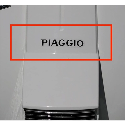 Placa adhesiva negra con letras Piaggio para la parrilla delantera de la VESPA PX 125 150 200 (1997-2000) sobre base transparente.