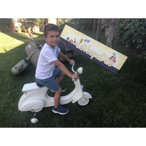 Weißer Tretroller, Modell Vespa, aus lackiertem Metall. Kein Spielzeug.