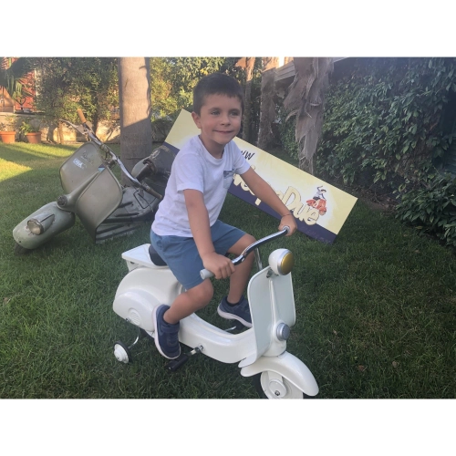 Weißer Tretroller, Modell Vespa, aus lackiertem Metall. Kein Spielzeug.