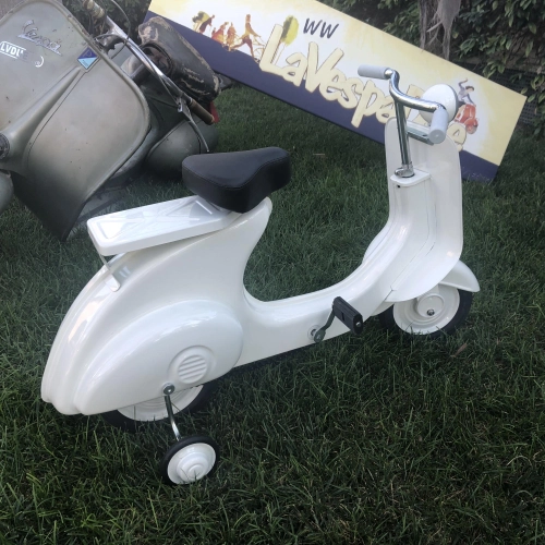 Weißer Tretroller, Modell Vespa, aus lackiertem Metall. Kein Spielzeug.