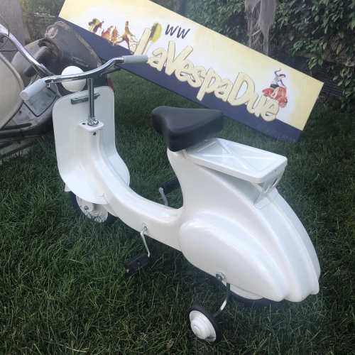 Weißer Tretroller, Modell Vespa, aus lackiertem Metall. Kein Spielzeug.