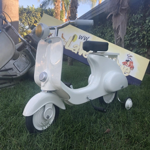 Weißer Tretroller, Modell Vespa, aus lackiertem Metall. Kein Spielzeug.
