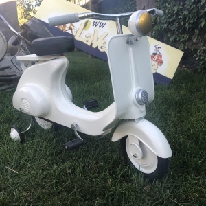 Weißer Tretroller, Modell Vespa, aus lackiertem Metall. Kein Spielzeug.