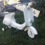 Scooter à pédales BLANC type Vespa en métal peint au pistolet CE N'EST PAS UN JOUET