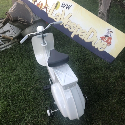 Weißer Tretroller, Modell Vespa, aus lackiertem Metall. Kein Spielzeug.