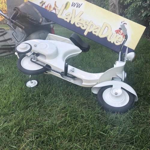 Weißer Tretroller, Modell Vespa, aus lackiertem Metall. Kein Spielzeug.