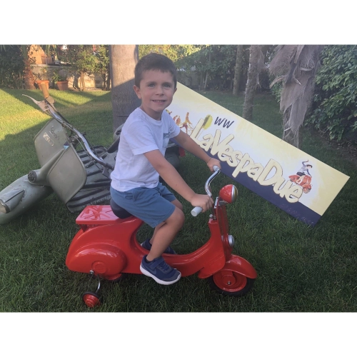 Roter Tretroller, Modell Vespa, aus lackiertem Metall. Kein Spielzeug.