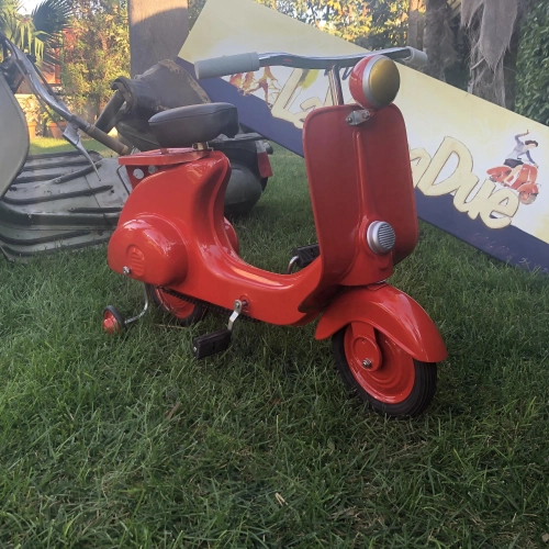 Roter Tretroller, Modell Vespa, aus lackiertem Metall. Kein Spielzeug.