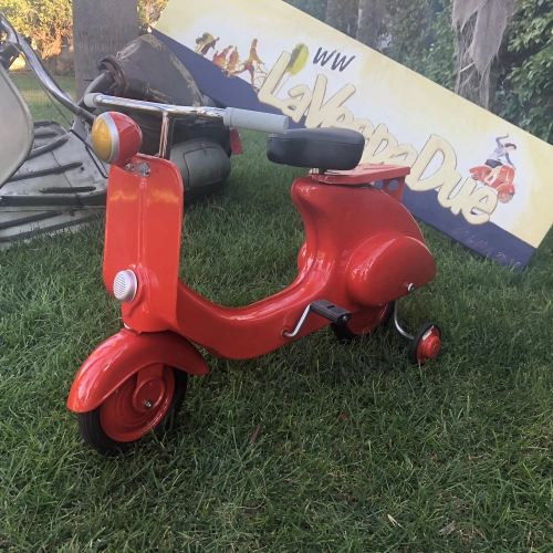 Roter Tretroller, Modell Vespa, aus lackiertem Metall. Kein Spielzeug.