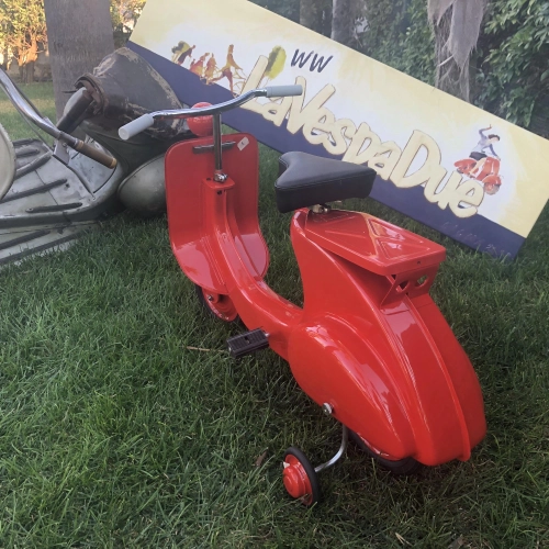 Roter Tretroller, Modell Vespa, aus lackiertem Metall. Kein Spielzeug.