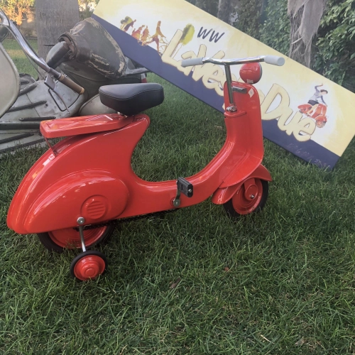 Roter Tretroller, Modell Vespa, aus lackiertem Metall. Kein Spielzeug.