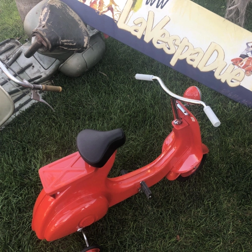 Roter Tretroller, Modell Vespa, aus lackiertem Metall. Kein Spielzeug.
