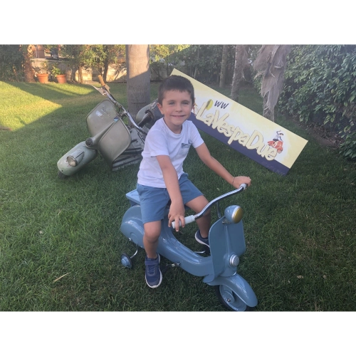 modellino AZZURRO a pedali scooter tipo Vespa in metallo verniciato a spruzzo NON è UN GIOCATTOLO
