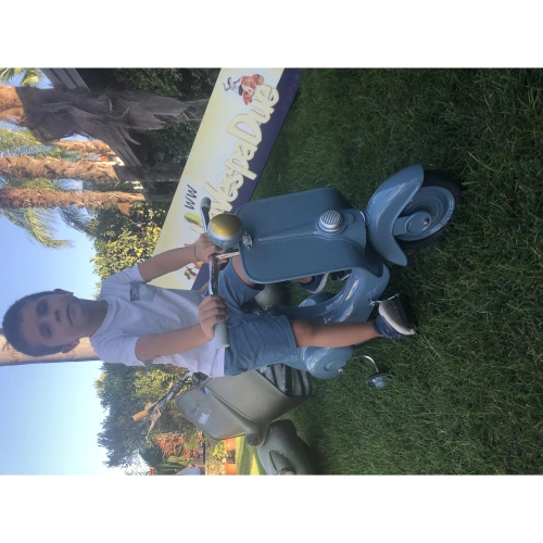 modellino AZZURRO a pedali scooter tipo Vespa in metallo verniciato a spruzzo NON è UN GIOCATTOLO