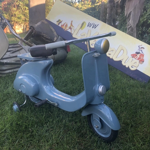 modellino AZZURRO a pedali scooter tipo Vespa in metallo verniciato a spruzzo NON è UN GIOCATTOLO