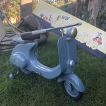 Scooter à pédales modèle BLEU type Vespa en métal peint au pistolet CE N'EST PAS UN JOUET