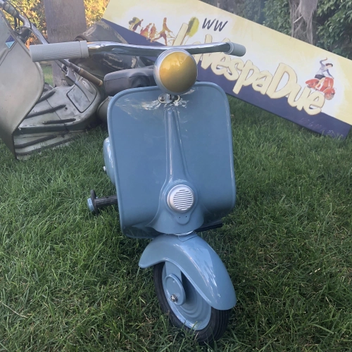 modellino AZZURRO a pedali scooter tipo Vespa in metallo verniciato a spruzzo NON è UN GIOCATTOLO