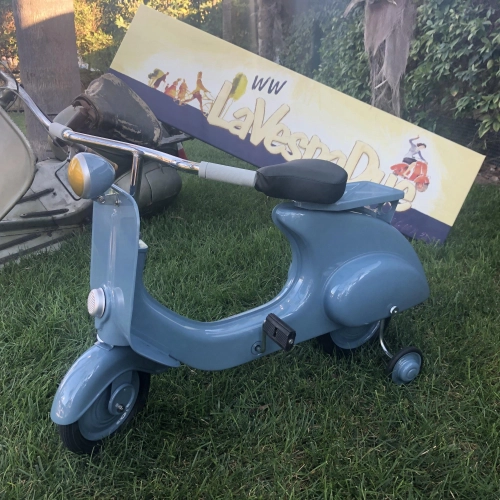 modellino AZZURRO a pedali scooter tipo Vespa in metallo verniciato a spruzzo NON è UN GIOCATTOLO