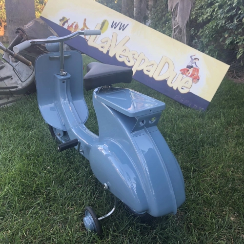modellino AZZURRO a pedali scooter tipo Vespa in metallo verniciato a spruzzo NON è UN GIOCATTOLO