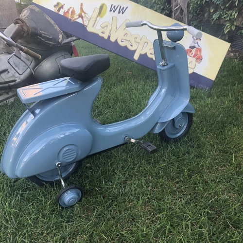 modellino AZZURRO a pedali scooter tipo Vespa in metallo verniciato a spruzzo NON è UN GIOCATTOLO
