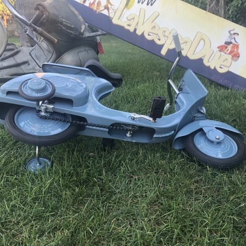 modellino AZZURRO a pedali scooter tipo Vespa in metallo verniciato a spruzzo NON è UN GIOCATTOLO