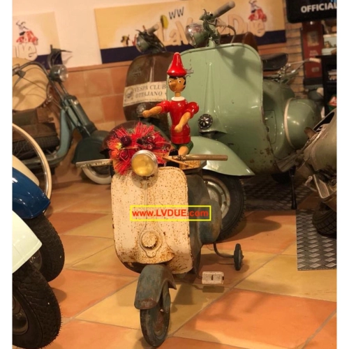 modellino AZZURRO a pedali scooter tipo Vespa in metallo verniciato a spruzzo NON è UN GIOCATTOLO