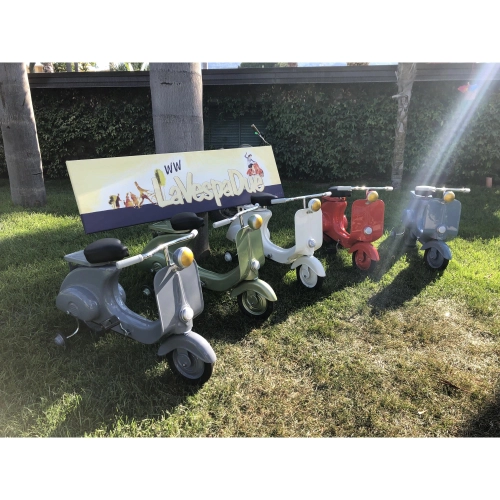 modellino AZZURRO a pedali scooter tipo Vespa in metallo verniciato a spruzzo NON è UN GIOCATTOLO