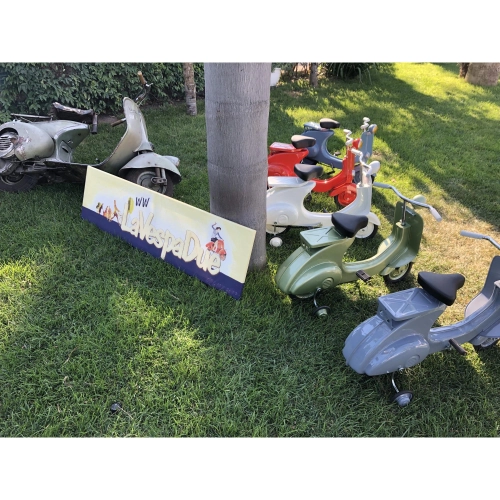modellino AZZURRO a pedali scooter tipo Vespa in metallo verniciato a spruzzo NON è UN GIOCATTOLO