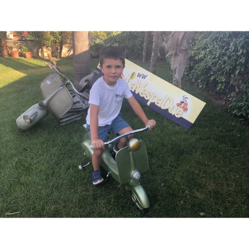 Grüner Tretroller, Modell Vespa, aus lackiertem Metall. Kein Spielzeug.
