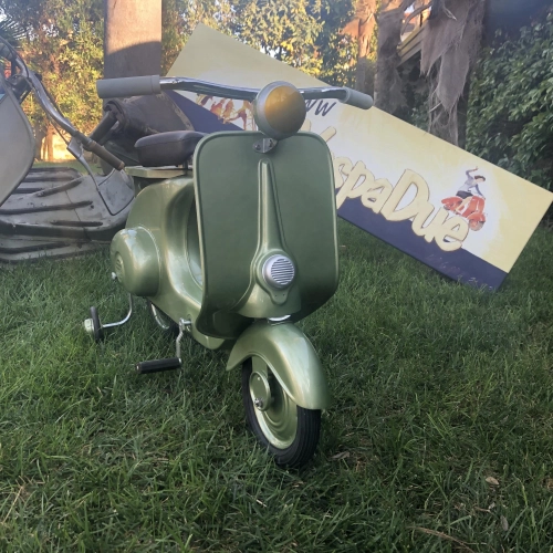 Grüner Tretroller, Modell Vespa, aus lackiertem Metall. Kein Spielzeug.