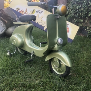Grüner Tretroller, Modell Vespa, aus lackiertem Metall. Kein Spielzeug.