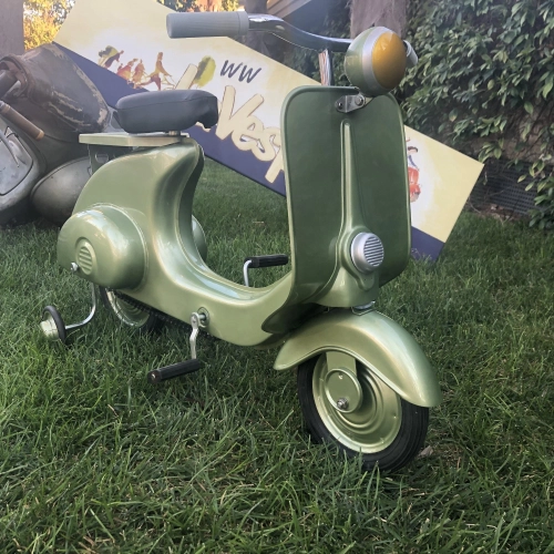 Grüner Tretroller, Modell Vespa, aus lackiertem Metall. Kein Spielzeug.
