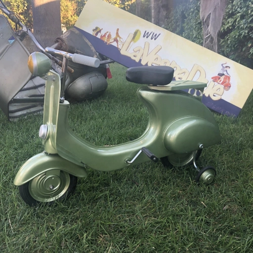 Grüner Tretroller, Modell Vespa, aus lackiertem Metall. Kein Spielzeug.