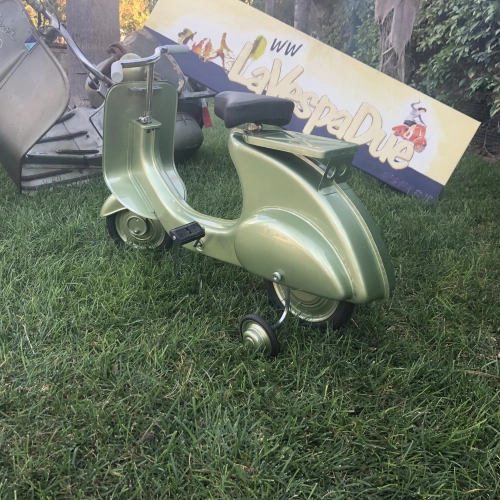 Grüner Tretroller, Modell Vespa, aus lackiertem Metall. Kein Spielzeug.