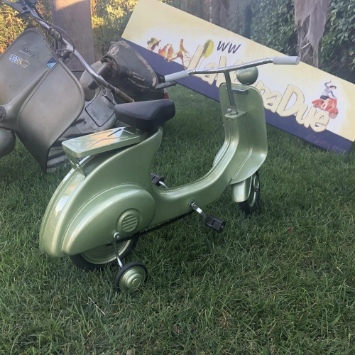 Grüner Tretroller, Modell Vespa, aus lackiertem Metall. Kein Spielzeug.